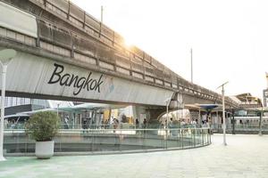 lucht wandelen Bij Siam ontdekking en mbk met Bangkok stad van leven logo. Siam ontdekking en mbk is een beroemd boodschappen doen winkelcentrum Bij Bangkok. foto