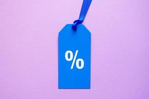 procent symbool Aan de blauw prijs label, roze achtergrond foto