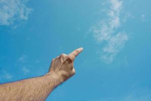 hand- omhoog gebaren in de blauw lucht, gevoelens en emoties foto