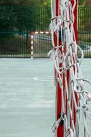 oude sportuitrusting voor straatvoetbal goal foto