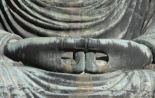 detailopname van de handen van de reusachtig Boeddha in kamakura, Japan foto