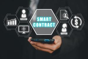 slim contract concept, zakenmensen persoon gebruik makend van slim telefoon met slim contract icoon Aan virtueel scherm, bedrijf informatie technologie, digitaal overeenkomst. foto