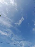 mooi wit wolken Aan diep blauw lucht achtergrond. groot helder zacht pluizig wolken zijn Hoes de geheel blauw lucht. foto