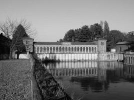 gebouw bij de opening van Canale Cavour Canal in Chivasso foto