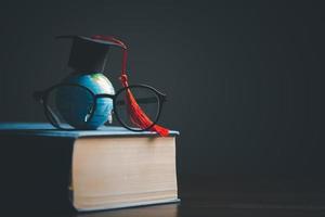 diploma uitreiking pet met aarde wereldbol. concept van globaal bedrijf studie, Buitenland leerzaam, terug naar school. onderwijs in globaal wereld, studie Buitenland bedrijf in universiteiten in wereldwijd. taal studie foto