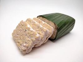 rauw tempeh of tempo, Indonesisch traditioneel voedsel, gemaakt van gefermenteerd soja bonen, Aan wit achtergrond. foto