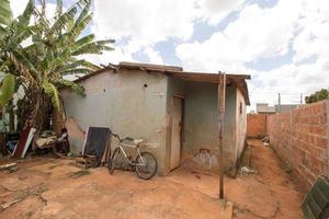 platina, goias, Brazilië, februari 25 2023 een slecht gebouwd huis in planaltina dat was Aan de berm van instortend foto