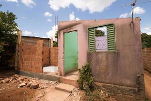 platina, goias, Brazilië, februari 25 2023 een slecht gebouwd huis in planaltina dat was Aan de berm van instortend en nu is wezen herbouwd foto