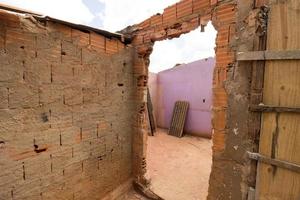 platina, goias, Brazilië, februari 25 2023 een slecht gebouwd huis in planaltina dat was Aan de berm van instortend en nu is wezen herbouwd foto