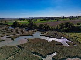 oever van de rivier moeras leefgebied voor wild vogelstand foto