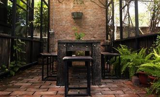 buitenshuis retro houten tafel en stoel in tuin foto