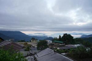 visie van fadamchen dorp van sikkim na zonsondergang foto
