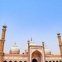 Delhi, Indië -april 15, 2022 - niet geïdentificeerd Indisch toeristen bezoekende jama masjid gedurende ramzan seizoen, in Delhi 6, Indië. jama masjid is de grootste en misschien de meest prachtig moskee in Indië foto