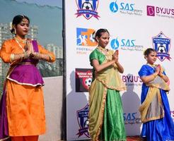 Delhi, Indië - december 11 2022 - bharathanatyam Indisch klassiek odissi dansers het uitvoeren van Bij fase. mooi Indisch meisje dansers in de houding van Indisch dans. Indisch klassiek dans bharatanatyam foto