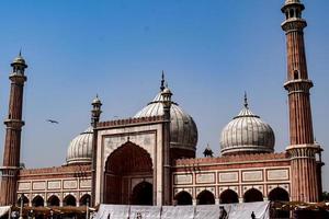 Delhi, Indië -april 15, 2022 - niet geïdentificeerd Indisch toeristen bezoekende jama masjid gedurende ramzan seizoen, in Delhi 6, Indië. jama masjid is de grootste en misschien de meest prachtig moskee in Indië foto