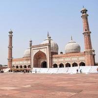 Delhi, Indië -april 15, 2022 - niet geïdentificeerd Indisch toeristen bezoekende jama masjid gedurende ramzan seizoen, in Delhi 6, Indië. jama masjid is de grootste en misschien de meest prachtig moskee in Indië foto