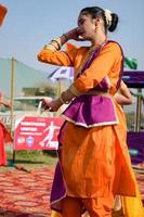 Delhi, Indië - december 11 2022 - bharathanatyam Indisch klassiek odissi dansers het uitvoeren van Bij fase. mooi Indisch meisje dansers in de houding van Indisch dans. Indisch klassiek dans bharatanatyam foto