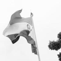 indiase vlag hoog op connaught plaats met trots in blauwe lucht, indiase vlag wapperen, indiase vlag op onafhankelijkheidsdag en republiek dag van india, tilt-up shot, wuivende indische vlag, har ghar tiranga foto