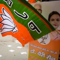 Delhi, Indië, december 02 2022 -bharatiya janate partij bjp supporter gedurende mega weg tonen in ondersteuning van bjp kandidaat pankaj luthara naar het dossier voordracht papieren verder van mcd lokaal lichaam verkiezingen 2022 foto