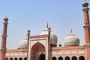 Delhi, Indië -april 15, 2022 - niet geïdentificeerd Indisch toeristen bezoekende jama masjid gedurende ramzan seizoen, in Delhi 6, Indië. jama masjid is de grootste en misschien de meest prachtig moskee in Indië foto