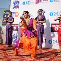 Delhi, Indië - december 11 2022 - bharathanatyam Indisch klassiek odissi dansers het uitvoeren van Bij fase. mooi Indisch meisje dansers in de houding van Indisch dans. Indisch klassiek dans bharatanatyam foto