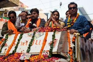 Delhi, Indië, december 02 2022 -bharatiya janate partij bjp supporter gedurende mega weg tonen in ondersteuning van bjp kandidaat pankaj luthara naar het dossier voordracht papieren verder van mcd lokaal lichaam verkiezingen 2022 foto