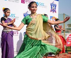 Delhi, Indië - december 11 2022 - bharathanatyam Indisch klassiek odissi dansers het uitvoeren van Bij fase. mooi Indisch meisje dansers in de houding van Indisch dans. Indisch klassiek dans bharatanatyam foto