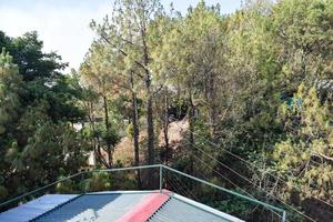 vroeg ochtend- visie van modern op het dak restaurant Bij kasauli, himachal pradesh in Indië, visie van berg heuvels van Open lucht restaurant in kasauli, kasauli op het dak restaurant foto