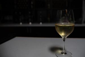 glas witte wijn foto