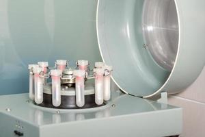 centrifuge machine met bloed test buizen foto