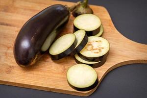 aubergine Aan houten snijdend bord foto