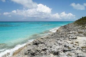 voor de helft maan cay eiland kustlijn, wateren en lucht foto