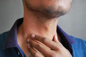 niet-herkende man die lijdt aan keelpijn close-up foto
