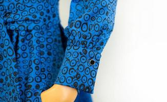 een mouw met een manchet Aan een knop. blauw jasje met jacquard patroon. kleding kopiëren ruimte voor tekst foto