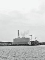 visie van industrieel landschap Aan de bakboord. zwart en wit foto. foto