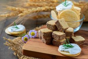 plein chocola wafel biscuits en crackers met room kaas foto