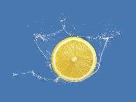citroen, verfrissend, schoon, citroen met water plons foto