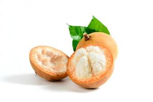 voor de helft santol geïsoleerd pn wit achtergrond, santol heeft verzuren smaak. foto