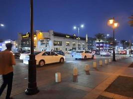 Djedda, saudi Arabië, feb 2023 - mooi visie van verkeer Aan jeddah corniche Bij nacht. foto