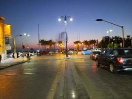 Djedda, saudi Arabië, feb 2023 - mooi visie van verkeer Aan jeddah corniche Bij nacht. foto