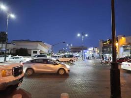 Djedda, saudi Arabië, feb 2023 - mooi visie van verkeer Aan jeddah corniche Bij nacht. foto