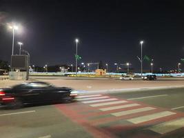 Djedda, saudi Arabië, feb 2023 - mooi visie van verkeer Aan jeddah corniche Bij nacht. foto