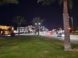 Djedda, saudi Arabië, feb 2023 - mooi visie van verkeer Aan jeddah corniche Bij nacht. foto