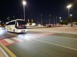 Djedda, saudi Arabië, feb 2023 - mooi visie van verkeer Aan jeddah corniche Bij nacht. foto