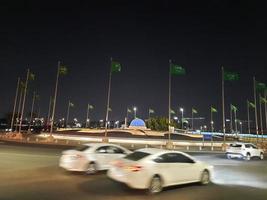 Djedda, saudi Arabië, feb 2023 - mooi visie van verkeer Aan jeddah corniche Bij nacht. foto