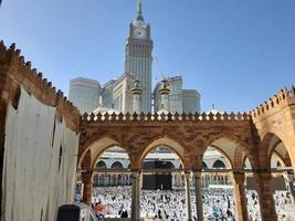 mekka, saudi Arabië, feb 2023 - pelgrims van allemaal over- de wereld zijn het uitvoeren van tawaf in masjid al haram in mekka. foto