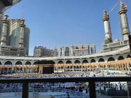 mekka, saudi Arabië, feb 2023 - pelgrims van allemaal over- de wereld zijn het uitvoeren van tawaf in masjid al haram in mekka. foto