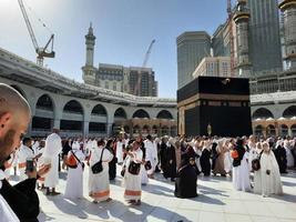 mekka, saudi Arabië, feb 2023 - pelgrims van allemaal over- de wereld zijn het uitvoeren van tawaf in masjid al haram in mekka. foto