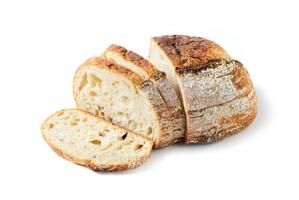 gesneden zuurdesem brood geïsoleerd Aan wit achtergrond, eigengemaakt bakkerij foto