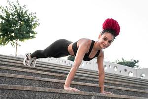 fitheid, Sportschool en training van een vrouw aan het doen plank oefening of opleiding voor welzijn met focus voor gezond levensstijl. vrouw atleet met lichaam gewicht routine- voor sterk kern, sport- Gezondheid en balans foto